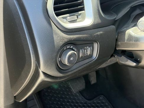 Used 2020 Jeep Renegade Latitude w/ Cold Weather Group AWD/4WD image 7