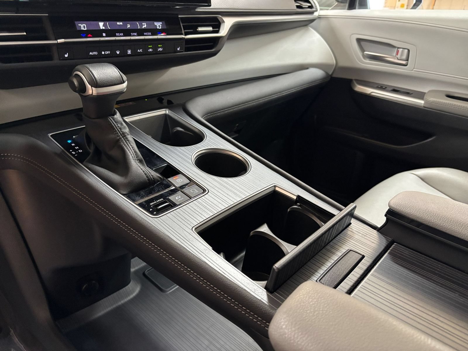 Used 2025 Toyota Sienna XLE FWD image 43