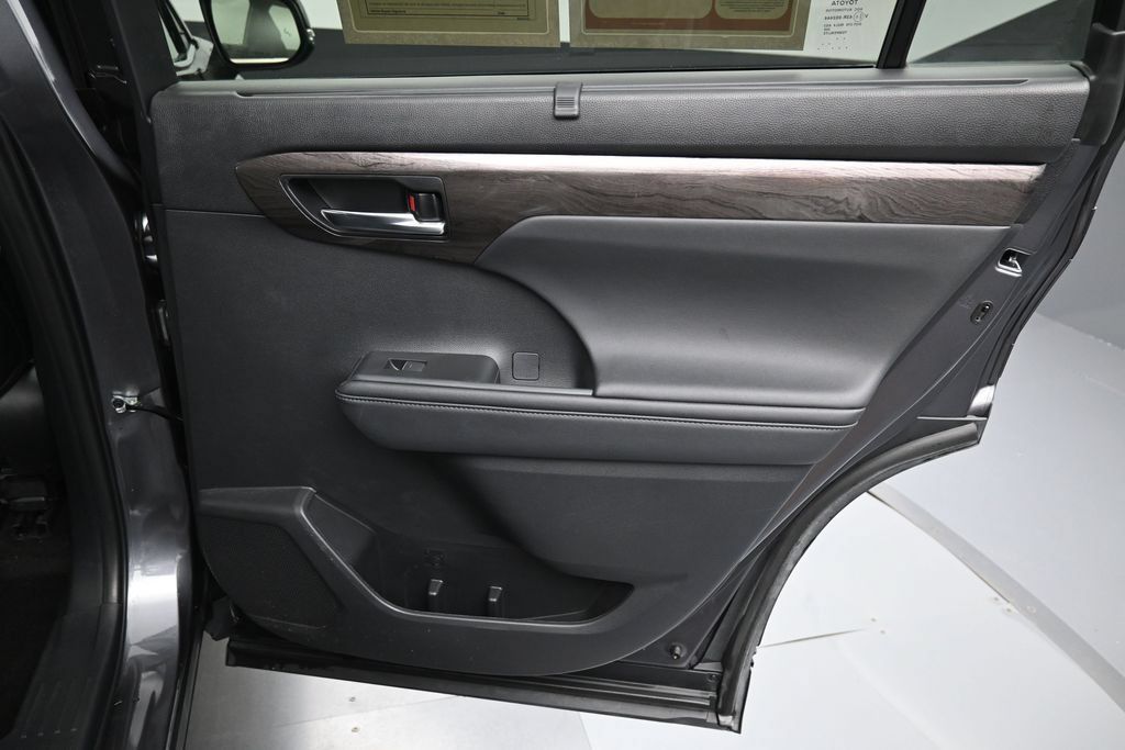 Certified 2024 Toyota Highlander Limited AWD/4WD image 36
