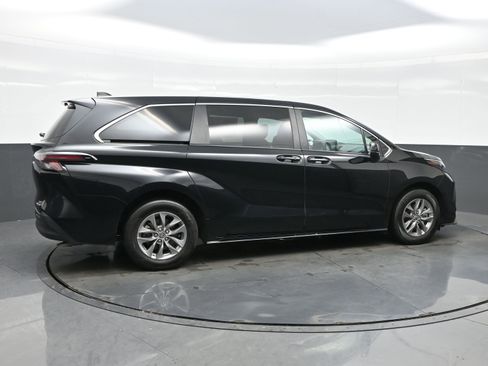 Used 2024 Toyota Sienna LE image 6
