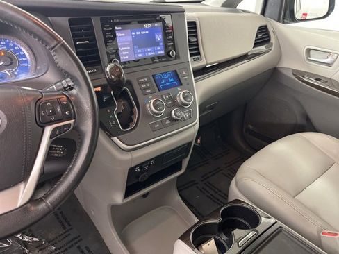 Used 2020 Toyota Sienna XLE image 14