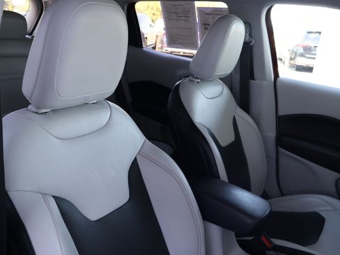 Used 2019 Jeep Compass Limited FWD image 28