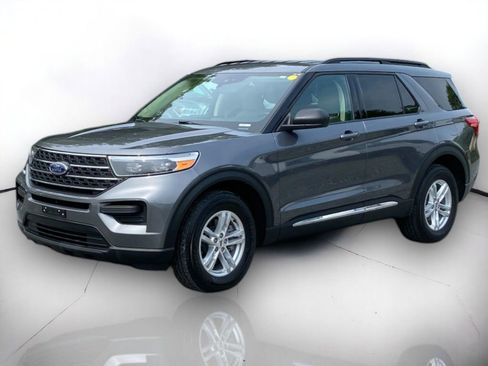 Used 2022 Ford Explorer XLT image 2