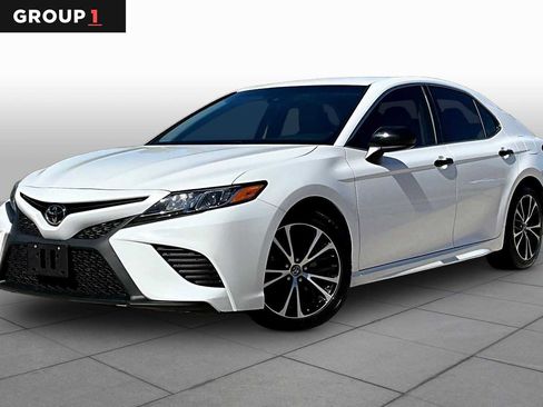 Used 2018 Toyota Camry SE image 1