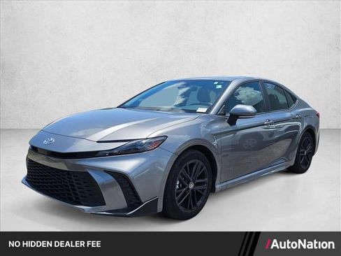 Used 2025 Toyota Camry SE FWD image 1