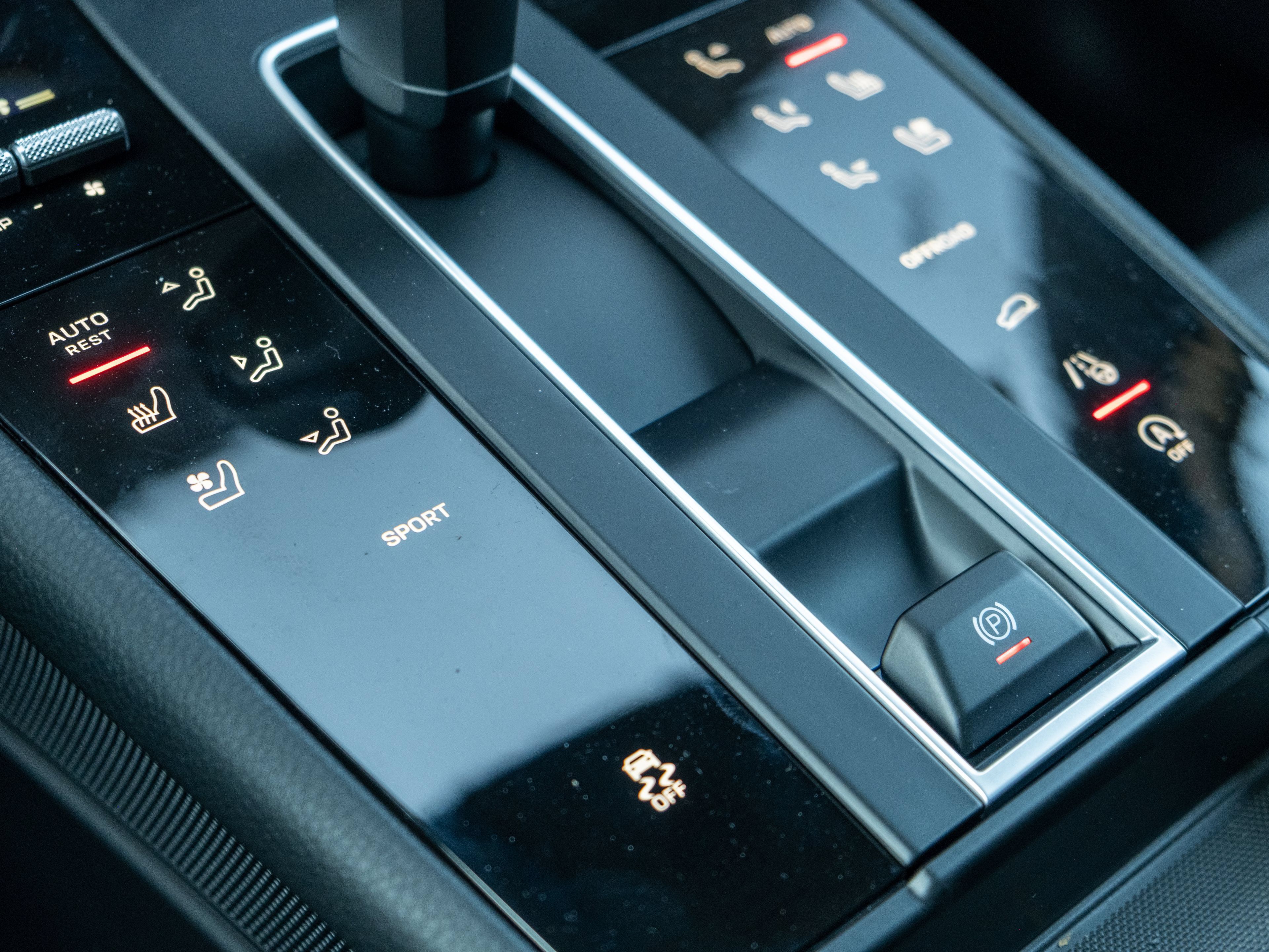 Certified 2026 Porsche Macan AWD/4WD image 33