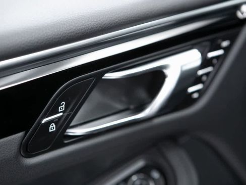 Used 2025 Porsche Macan image 23