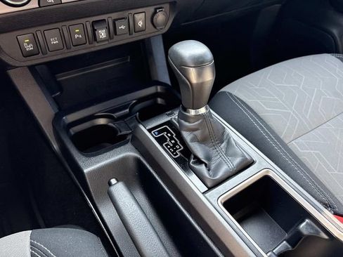 Used 2020 Toyota Tacoma TRD Off-Road w/ Technology Package AWD/4WD image 32