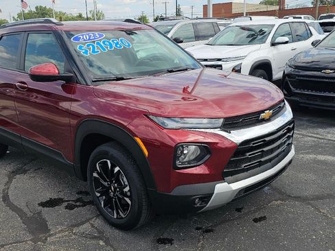 Used 2023 Chevrolet TrailBlazer LT w/ Convenience Package AWD/4WD image 2