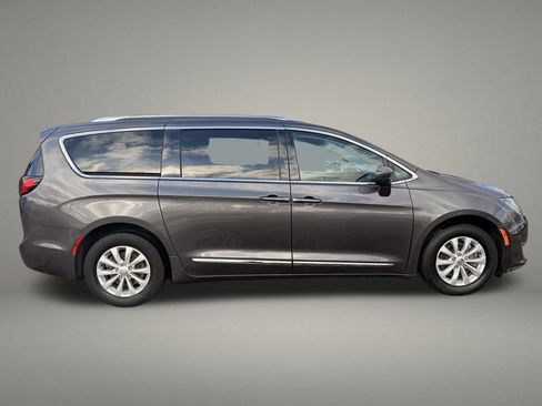Used 2020 Chrysler Pacifica Touring-L image 6