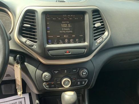 Used 2016 Jeep Cherokee Latitude FWD image 13