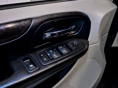 Used 2019 Dodge Grand Caravan SE w/ UConnect Hands-Free Group image 15