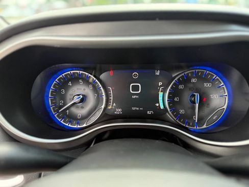 Used 2023 Chrysler Pacifica Touring-L FWD image 17