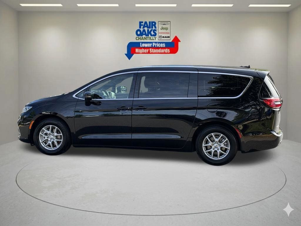Used 2025 Chrysler Pacifica Select FWD image 11