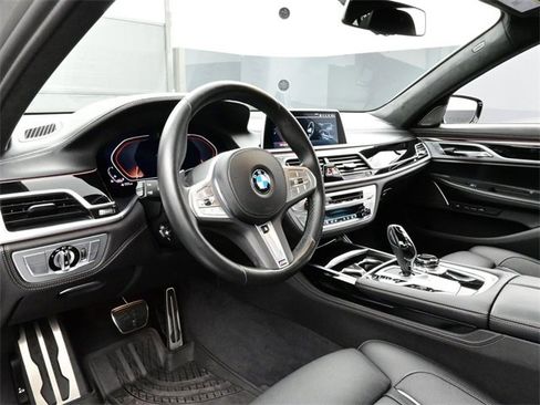 Used 2022 BMW 750i xDrive w/ Autobahn Package image 4