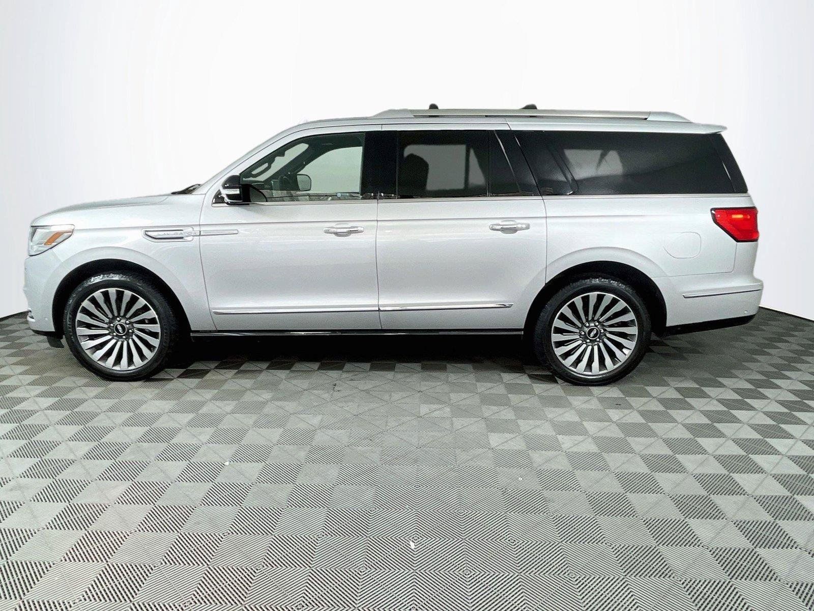Used 2018 Lincoln Navigator L Reserve w/ Technology Package AWD/4WD image 4