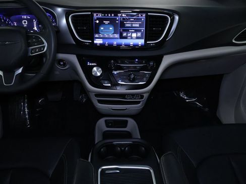 Used 2024 Chrysler Pacifica Touring-L image 21