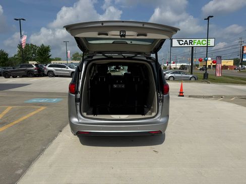 Used 2020 Chrysler Pacifica Touring-L Plus FWD image 13