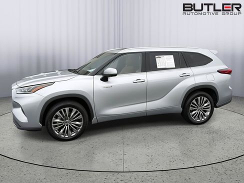 Used 2020 Toyota Highlander Platinum FWD image 3