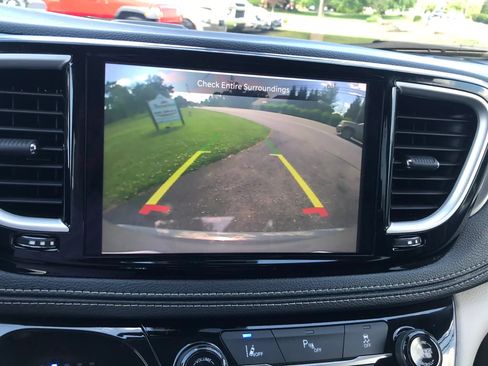 Used 2023 Chrysler Pacifica Touring-L FWD image 22