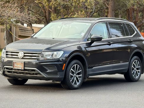 Used 2020 Volkswagen Tiguan SE w/ Panoramic Sunroof Package image 9