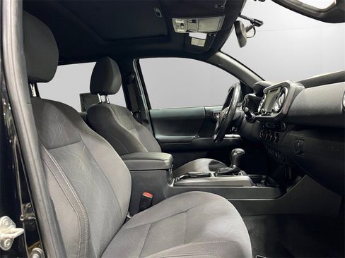 Used 2017 Toyota Tacoma TRD Sport image 14