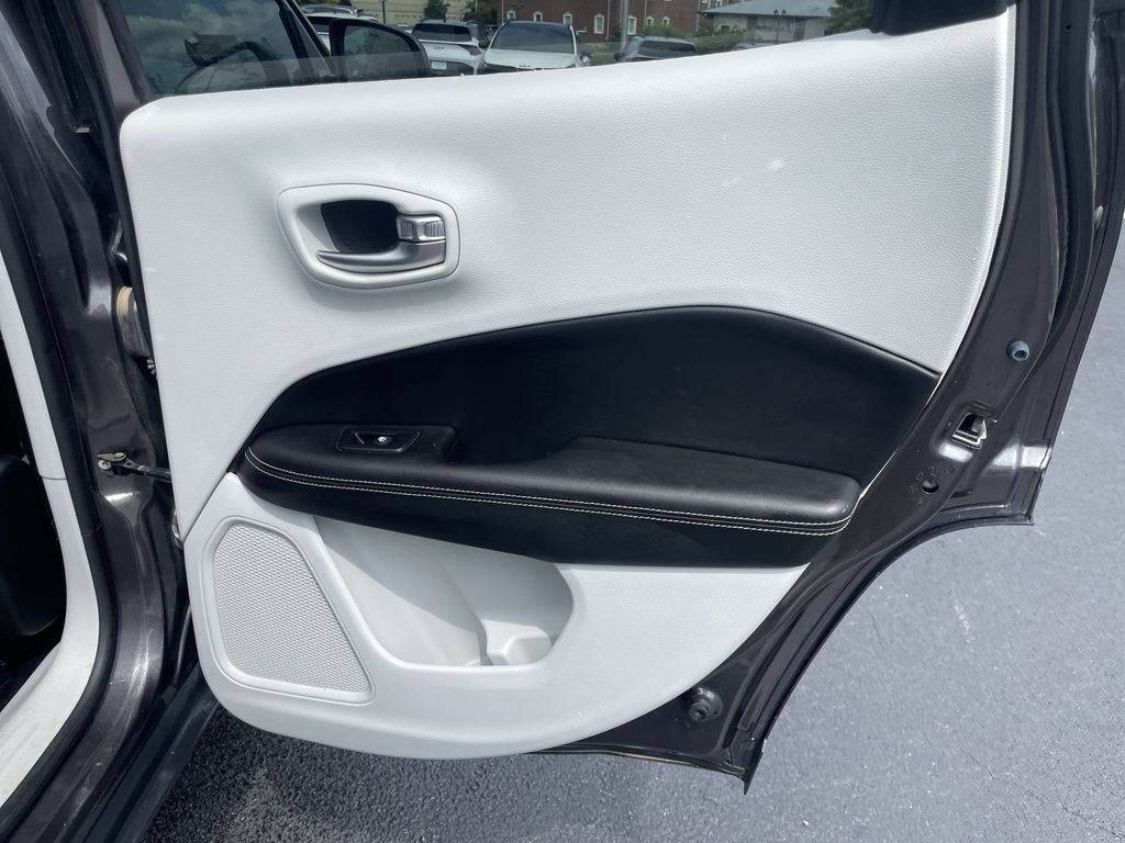 Used 2018 Jeep Compass Latitude AWD/4WD image 22