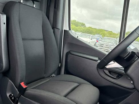 Used 2025 Mercedes-Benz Sprinter 2500 image 19