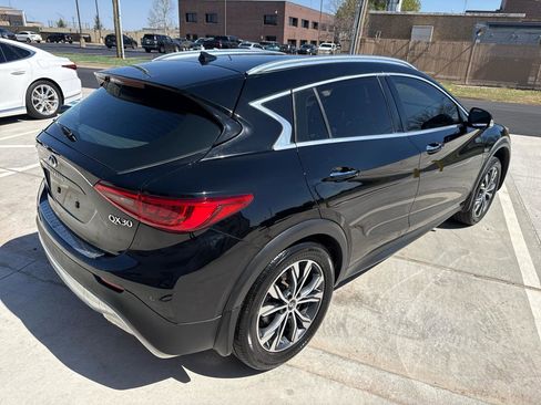Used 2017 INFINITI QX30 Premium w/ Navigation Package image 10