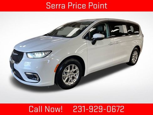 Used 2023 Chrysler Pacifica Touring-L FWD image 1