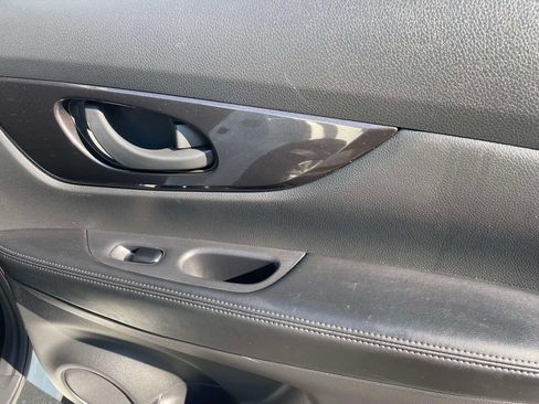 Used 2019 Nissan Rogue S FWD image 11