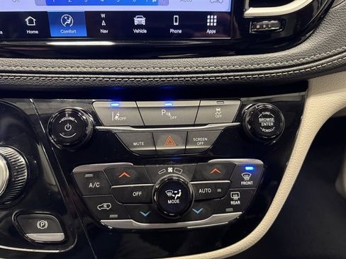 Used 2024 Chrysler Pacifica Select image 31