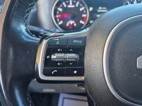 Used 2023 Kia Carnival LX image 23