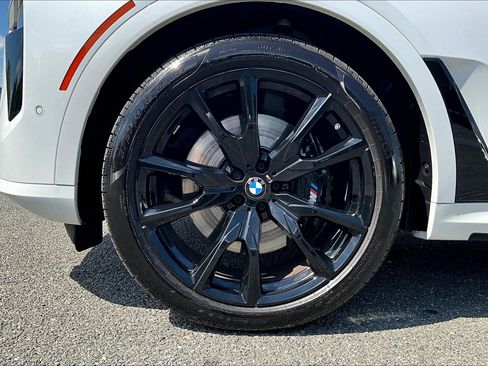 Used 2025 BMW X7 M60i image 8