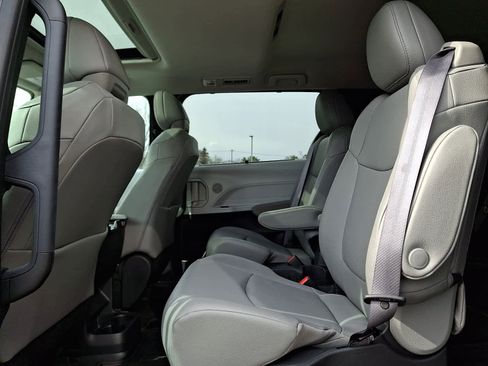 Used 2025 Toyota Sienna XLE w/ XLE Plus Package image 11