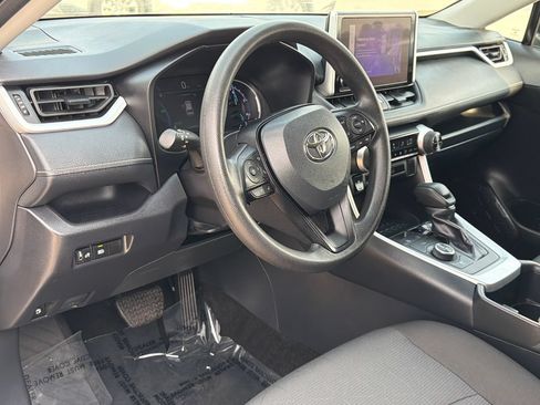Used 2025 Toyota RAV4 XLE AWD/4WD image 19