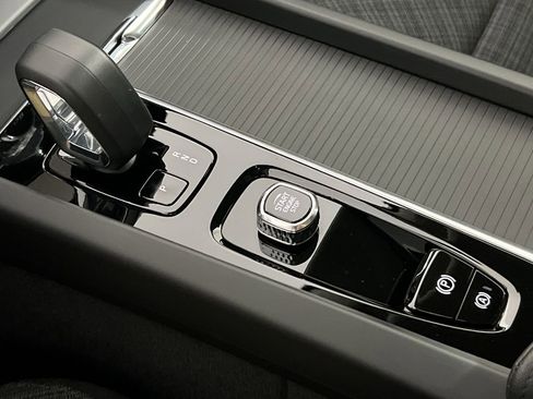 Certified 2025 Volvo XC60 B5 Core w/ Climate Package PRO image 21