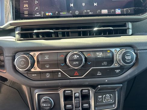 Used 2025 Jeep Wrangler Unlimited Rubicon image 19