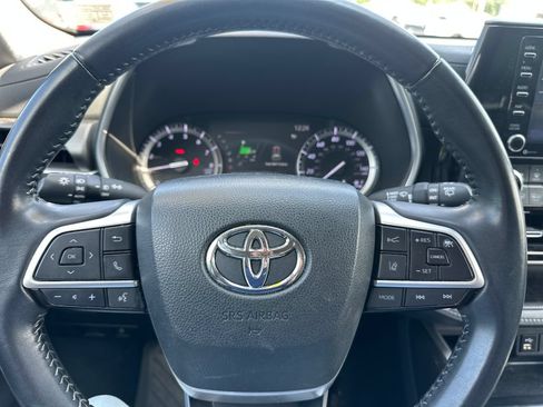Used 2022 Toyota Highlander XLE AWD/4WD image 12