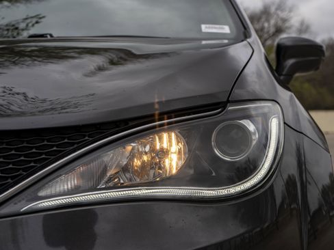 Used 2019 Chrysler Pacifica Touring-L Plus w/ Advanced Safetytec Group image 11