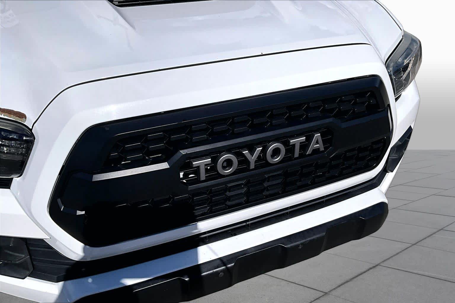 Used 2017 Toyota Tacoma TRD Pro AWD/4WD image 29