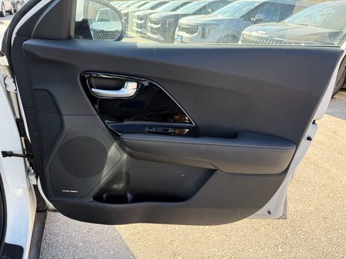 Certified 2017 Kia Niro EX image 15