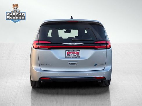 Used 2023 Chrysler Pacifica Limited FWD image 6