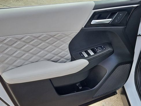 Used 2024 Mitsubishi Outlander SEL image 11