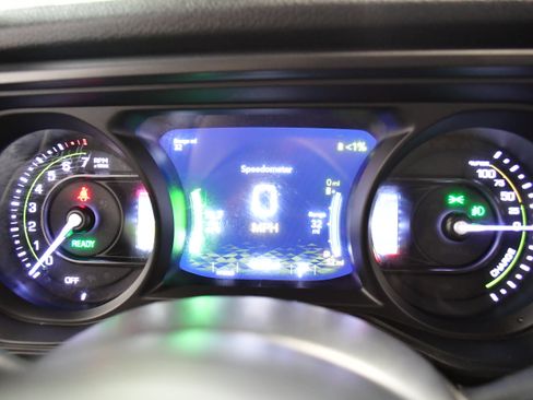 Used 2024 Jeep Wrangler Unlimited AWD/4WD image 17