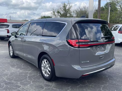 Used 2025 Chrysler Pacifica Select image 5