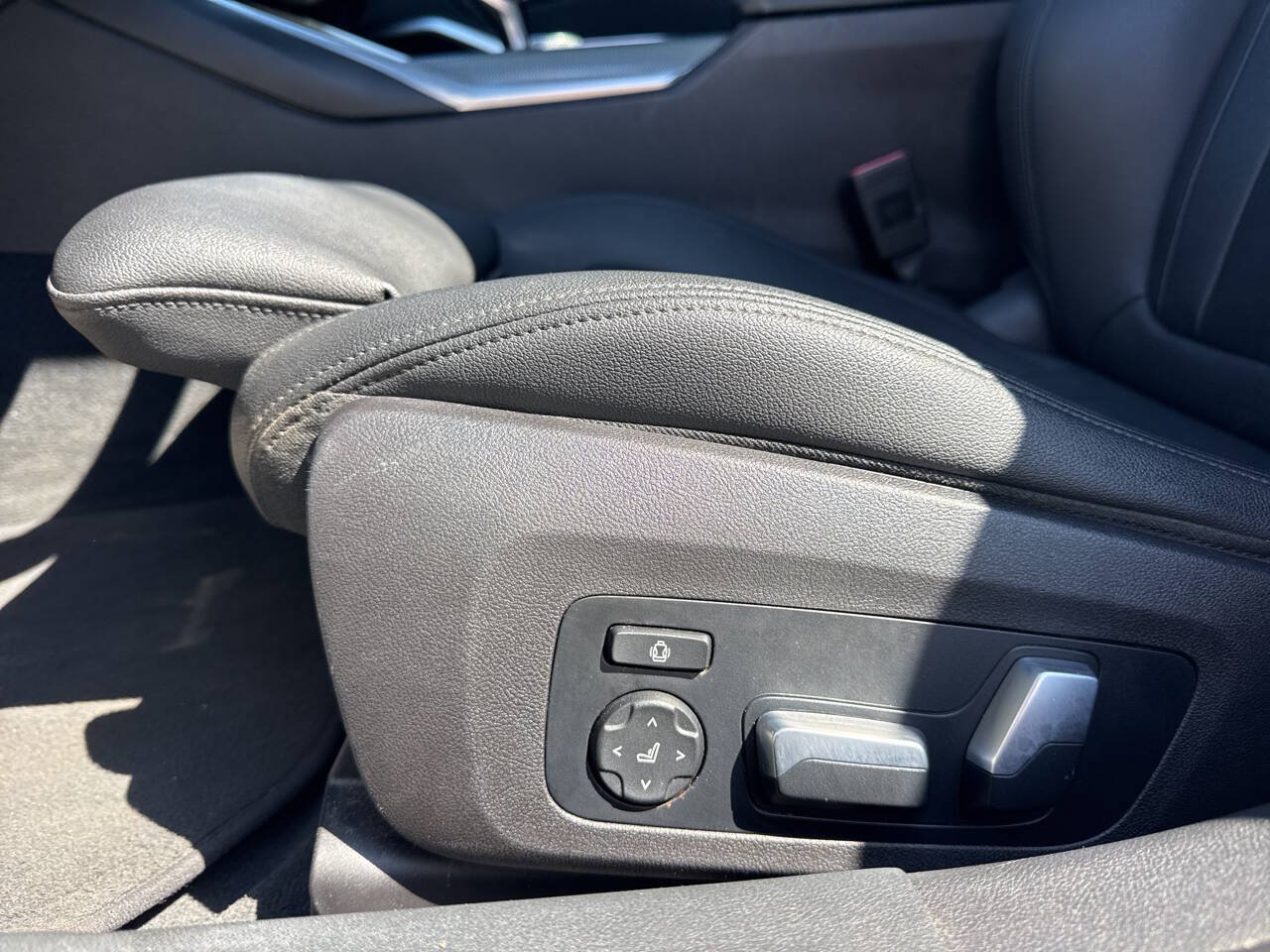 Used 2020 BMW 330i Sedan w/ M Sport Package RWD image 26