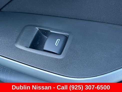 Used 2025 Chevrolet Trax RS FWD image 23