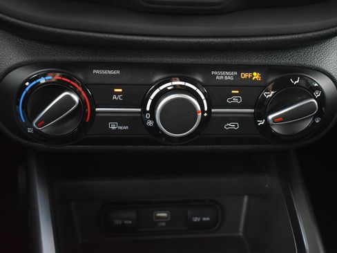Used 2025 Kia Soul LX w/ LX Technology Package FWD image 27