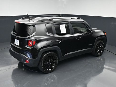 Used 2017 Jeep Renegade Altitude FWD image 13